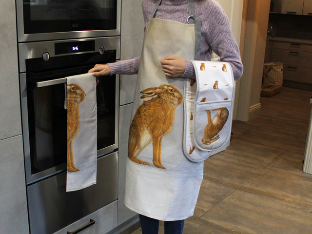 1000-x-750-Hare-Apron,-Oven-Glove-and-Tea-Towel