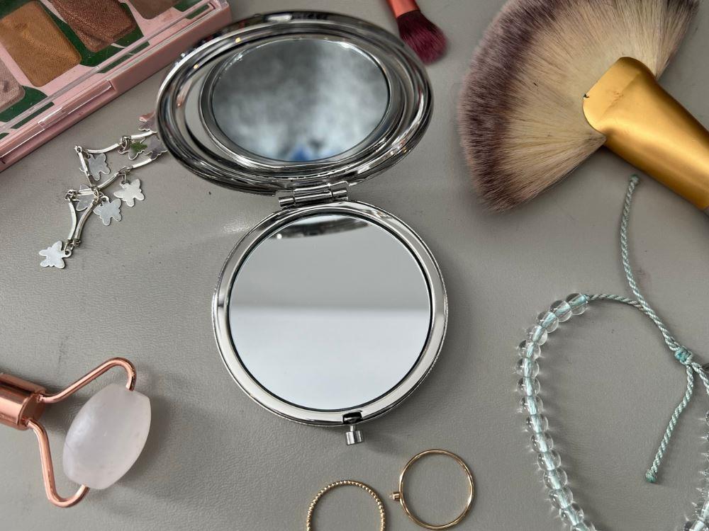 compact-mirror-inside-lifestyle